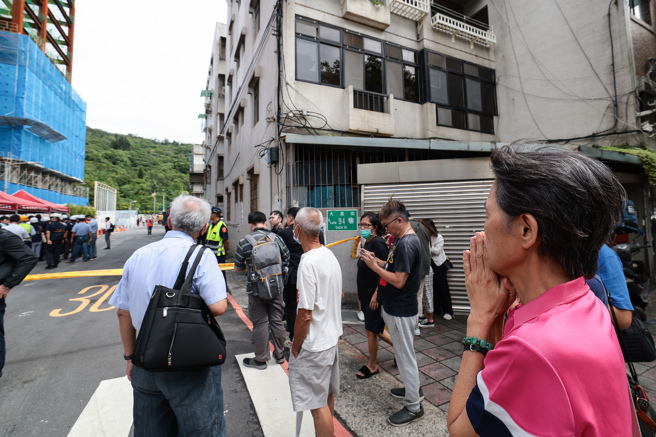 台北市中山区大直街连栋民宅7日晚间疑因一旁兴建工地施工未灌水，造成民宅倾斜龟裂进而下陷，为防灾情扩大，8日遭撤离的民眾，一早陆续回到现场登记要返家取物。（郭吉铨摄）