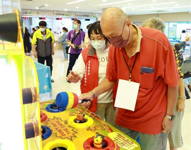 苗栗县政府与大千医院8日举办国际失智日活动，提醒民眾注意长辈失智问题。（大千医院提供／谢明俊苗栗传真）