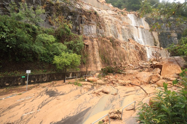 黑色暴雨來襲，香港筲箕灣發生山泥傾瀉。（中通社）