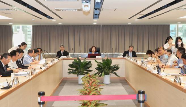 基本工资审议委员会8日召开，基本工资调涨至月薪2万7470元、时薪183元 。劳动部长许铭春（右）出席致词。（王英豪摄）