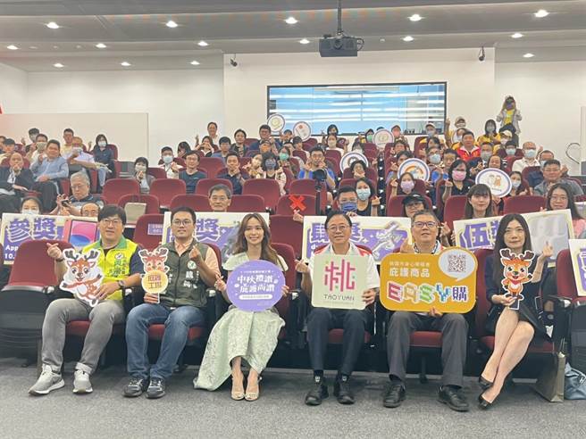 桃园市今天举行中秋节产品行销记者会。（陈梦茹摄）