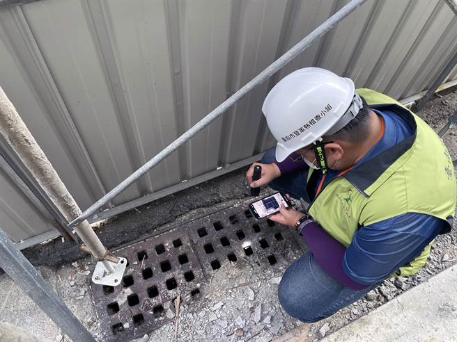 台南市登革热疫情严峻，市府工务局持续稽查建筑工地，防止建筑工地成为登革热防疫的破口。（工务局提供／洪荣志台南传真）