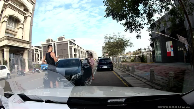 宾士妈将车逆向停在校门口，影片遭爆料者放上脸书社团「新竹爆料公社」。（图／翻摄新竹爆料公社）