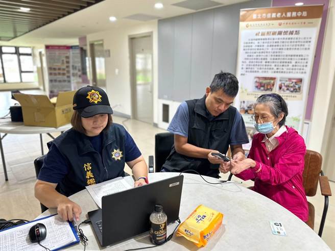 警方帮长者建立指纹檔，以后就能快速辨认身分。（翻摄照片／林郁平台北传真）