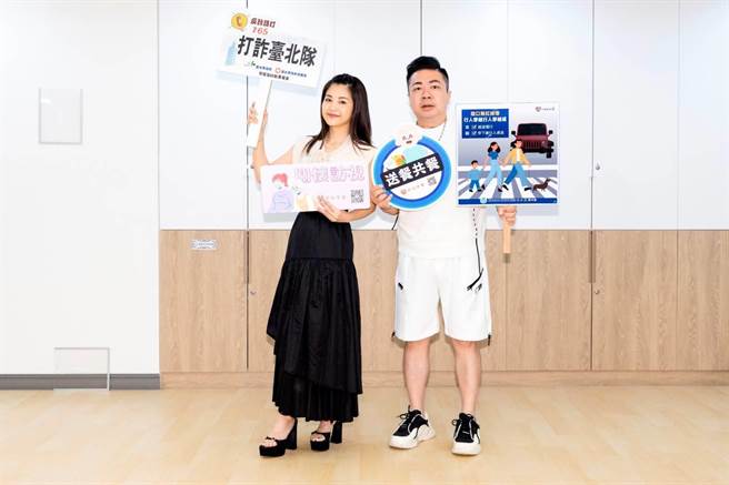 北市信义老人协会与信义分局为长者指纹建檔，艺人董哥和小Call也到场帮忙宣导。（翻摄照片／林郁平台北传真）