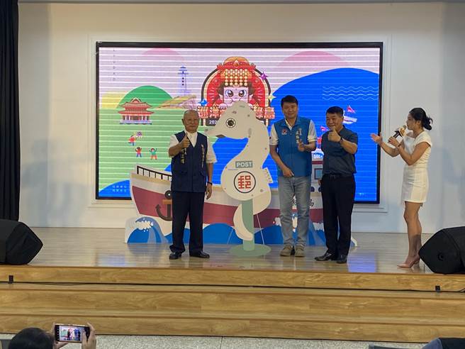 首届绿岛海祭妈祖祈福活动将于9月22日至9月24日盛大举办，县府秘书长卢协昌(左二)表示活动将採海陆并行。（蔡旻妤摄）