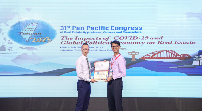 信义房屋不动产企研室执行经理杨国昌（左）代表信义房屋领取2023泛太平洋不动产估价、顾问与经营研讨会的感谢状。(图/信义房屋 提供)