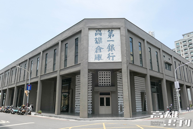 駁二共創2號基地內部結構挑高5米，傳統建築結構融合現代美學與設計概念，賦予老銀行設計新靈魂，做為南方設計人才培力場域。(攝影/Naru)