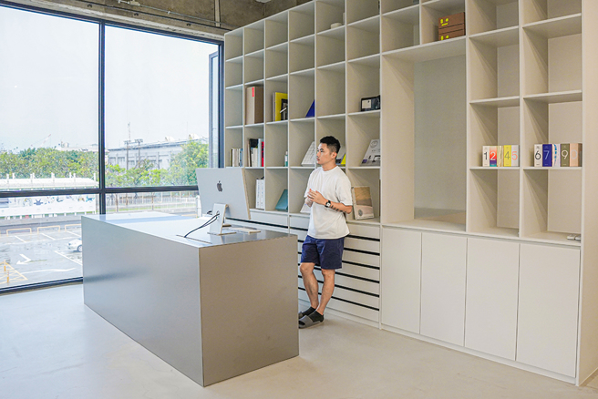 聶永真親自設計工作室空間，以書櫃牆區隔空間層次，並規劃一間屋中屋，讓工作夥伴可以在開放與隱蔽感兼具的環境下工作。(圖片提供/駁二藝術特區)