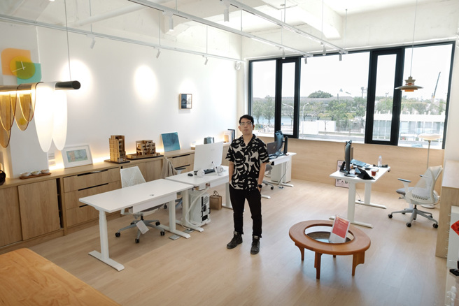 伍偉廷建築師事務所展示許多個人收藏的藝術作品，希望藉由共創空間與不同創作者及品牌跨域合作。(圖片提供/駁二藝術特區)