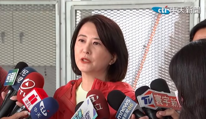 国民党立委王鸿薇表示，绝不会像绿营一样拿了政治献金就闭嘴，会监督到底。（截自中天新闻直播）