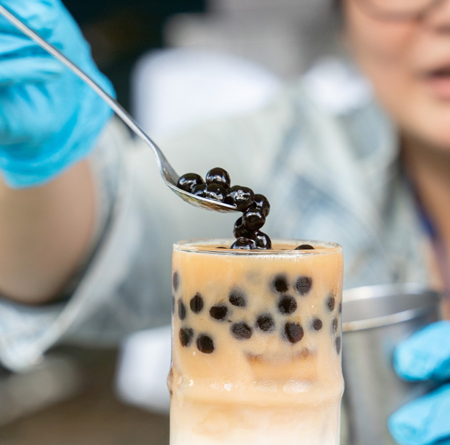 无论波霸或珍珠皆适宜增添奶茶咀嚼Q弹口感。(图片提供/高市府观光局)