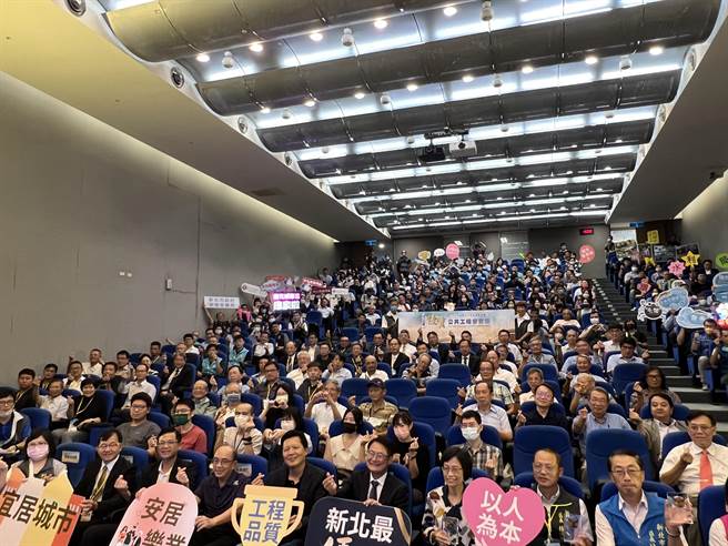 新北市副市长陈纯敬8日主持颁发「新北市公共工程优质奖」，总共有11项工程得奖，另外今年也首度颁发个人「工程技术人员贡献奖」（蔡宗颖摄）