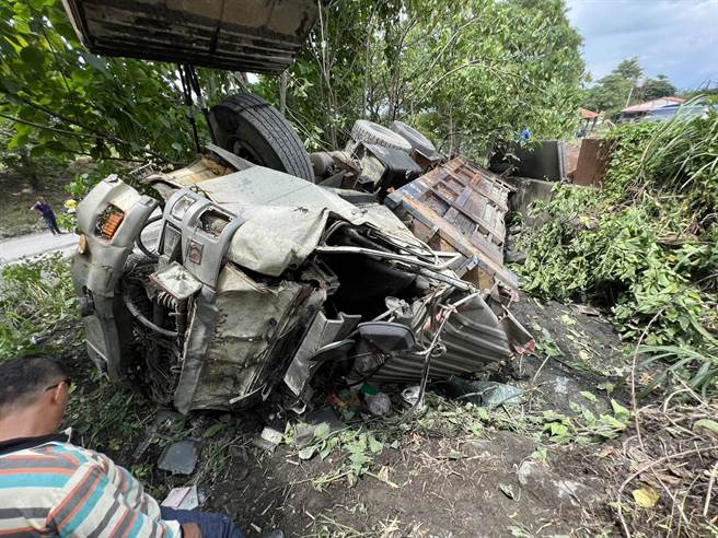 卸料跑错地点，砂石车急倒车，意外从高处坠落。(屏县消防局提供)