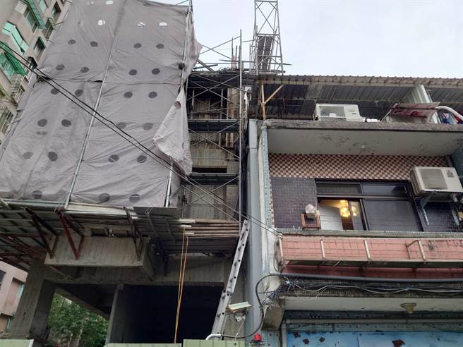 新北市三重也发生建筑工地造成邻屋损坏的意外，水泥灌破侧墙流入邻屋屋内。（工务局提供）