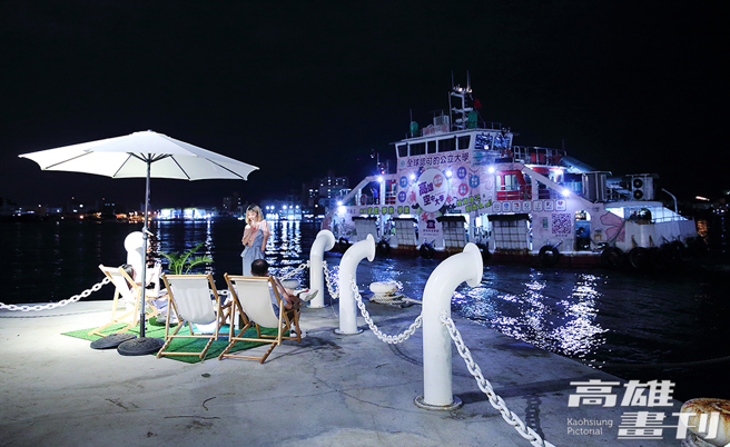 往返于哈玛星与旗津的渡轮照亮港边夜色，忽远忽近，是海面上流动的光景。(摄影/Carter)