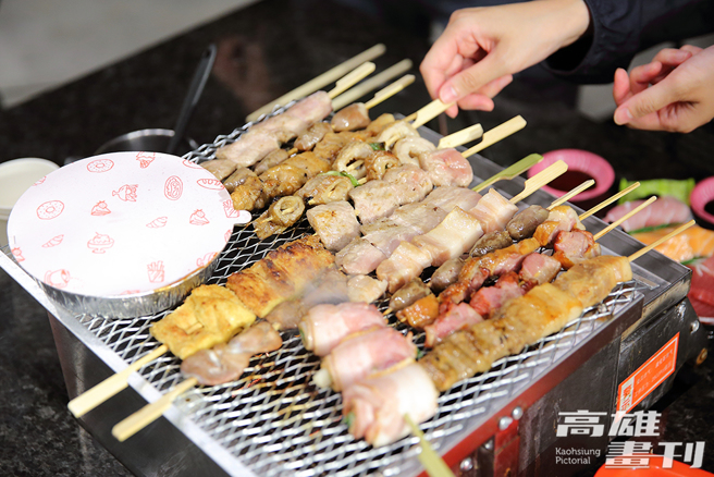 露天烧烤香喷喷，让人闻香而来，走过路过不要错过。(摄影/Carter)