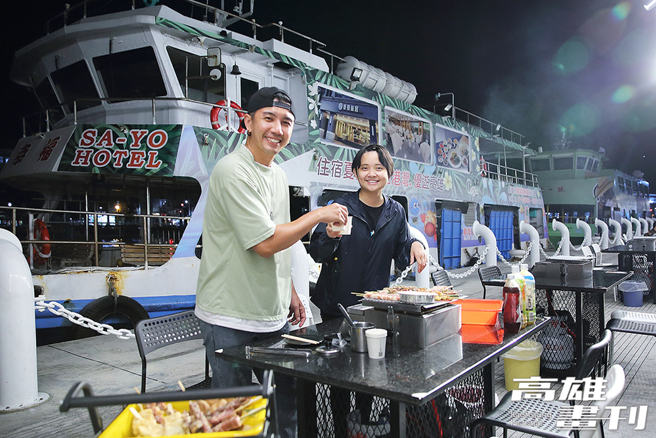 三五好友聚餐、情侣约会都非常适合揪一波，享受轻松自在的深夜烧烤吧氛围。(摄影/Carter)