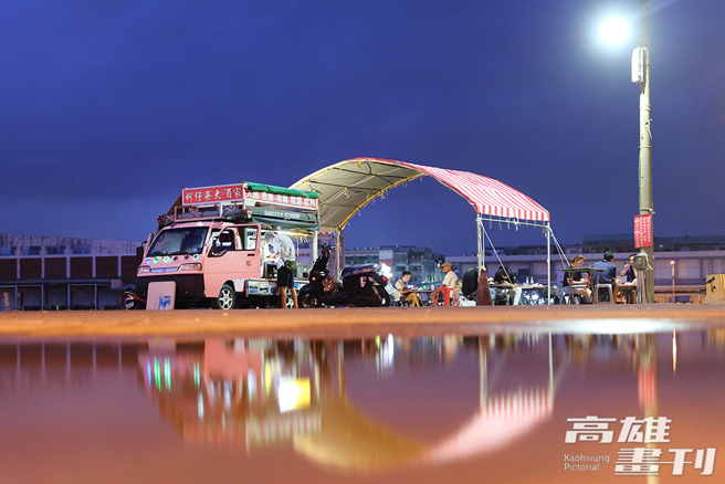 经营30多年的蚵仔寮大酒家，对当地人而言，是一道最熟悉的生活风景。(摄影/Carter)