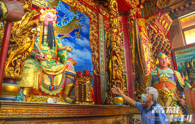 高雄市褒忠義民爺泥塑神尊出自彩繪名師宮牧山之手。(攝影/陳婷芳)