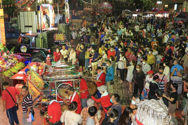 傳統「神豬羊角大賽」以豬羊牲禮奉祭義民爺，獲勝者成為當年祭典的主要供品。(圖片提供/高雄市褒忠義民廟)