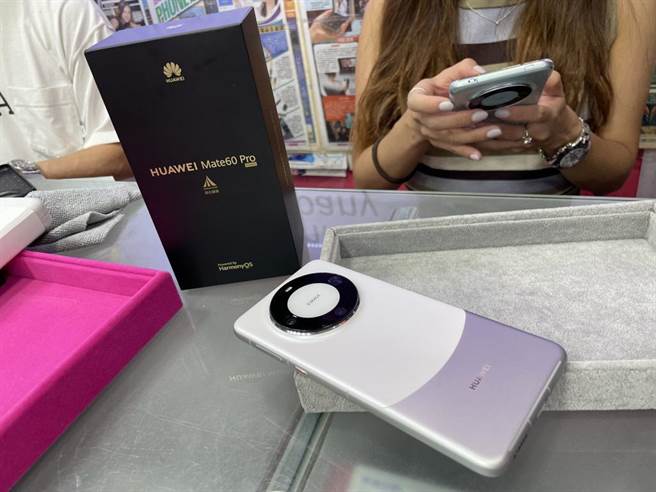 图为华为Mate60Pro。（摘自中新社）