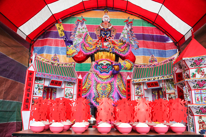 義民節上出現的大士爺，負責坐鎮普渡會場，青面獠牙、吐長舌、口噴火焰，模樣威武。(圖片提供/高雄市褒忠義民廟)