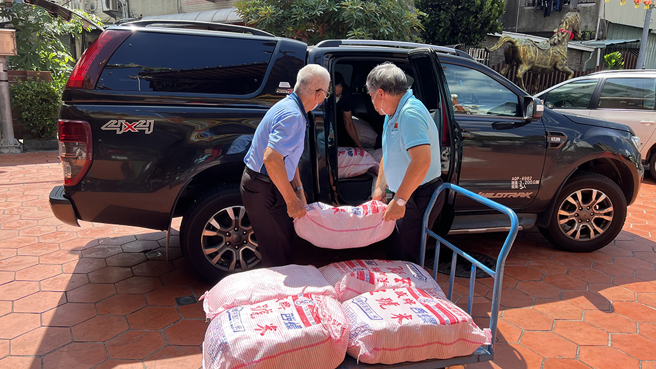 高雄市褒忠義民廟發揮互助精神，將中元普渡募捐的白米與上千份供品發送給弱勢群族。(圖片提供/高雄市褒忠義民廟)