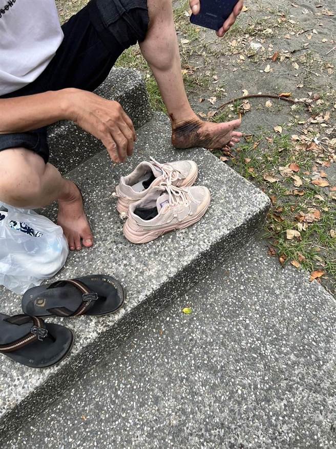 旗津海水浴场于8月26日出现油污，游客在不知情的情况下水，一脚踩入整个脚又黑又油。（本报资料照）