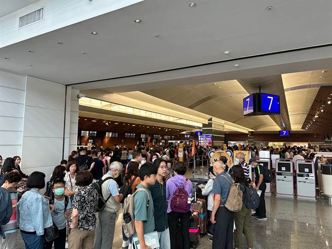 疫后復甦力道强劲，桃园国际机场公司统计，暑假进出的旅客人数超过671万人次，较预期高出21万人次。（桃机公司提供／陈佑诚台北传真）