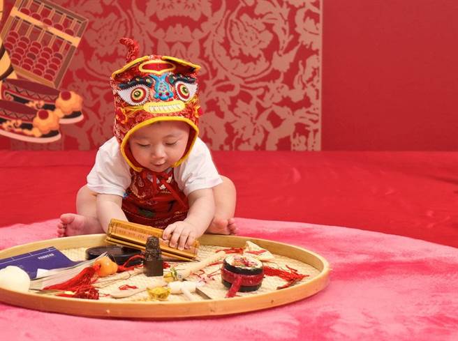 酒店提供多样抓周道具、管家仪式引导、场地布置等贴心服务、场地温馨舒适。（神旺商务酒店提供）
