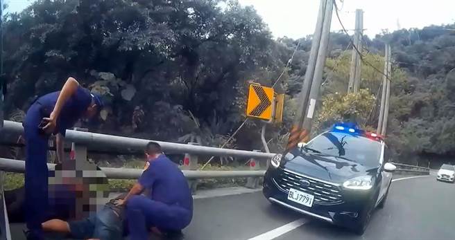 宜兰县南澳乡6日发生一起民眾纠纷，警方到场后发现白姓男子受伤，案发25分钟后警方在台9线北上115公里处拦停、逮捕吴男。（翻摄画面／李忠一宜兰传真）