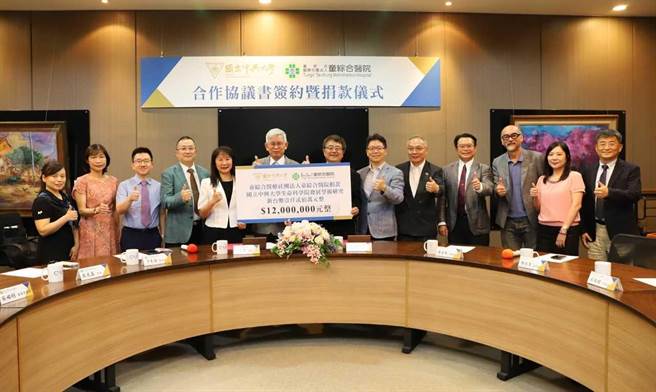 中兴大学与童综合医院携手签订「学术交流与技术合作协议书」，童综合医院未来5年将捐赠1200万元给兴大生命科学院作为双方共同研提研究计画之用。（中兴大学提供／张妍溱台中传真）