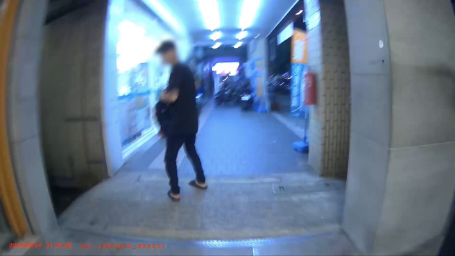 四条通缉男被正妹女警甜喊「帅哥」立刻回头。（照片 / 新北保安大队提供）