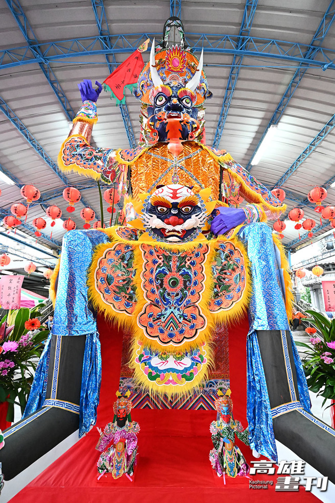 小港龙湖庙委请高雄市传统工艺糊纸保存者陈志良艺师，制作高达5.2公尺的纸糊大士爷金身，为全臺最大尊的坐姿纸糊大士爷。(摄影/Carter)