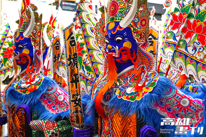 陈志良艺师为不同庙宇普渡所做的大士爷，姿态样式也略有差异。(摄影/Cindy Lee)