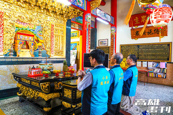 平时小港龙湖庙前殿供奉大士爷的令牌于佛龛内，于中元普渡时打造纸糊大士爷金身。(摄影/Cindy Lee)