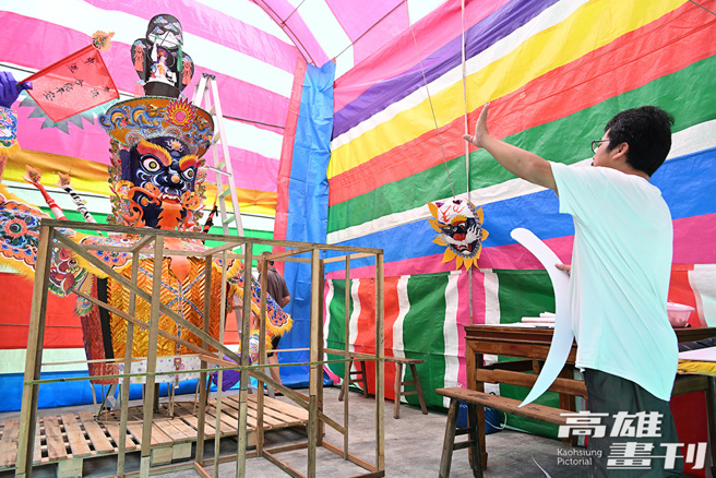 陈志良艺师本身也是道长，糊纸技艺家传四代，自爷爷那一代就开始制作纸糊大士爷，图为组装纸糊大士爷工作现场。(摄影/Carter)