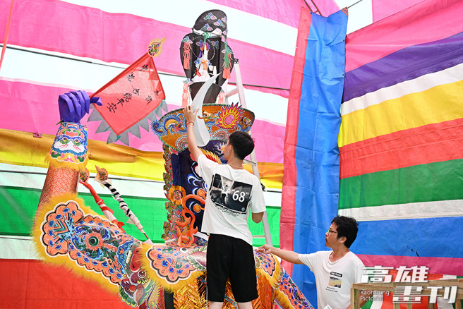 大士爷上半身于陈志良艺师的工作室制作，再移至庙旁空地组装下半身的座椅，制作精巧且须多人合作完成，相当耗时费工，图右为陈志良艺师，图左为其子陈泓靖。(摄影/Carter)