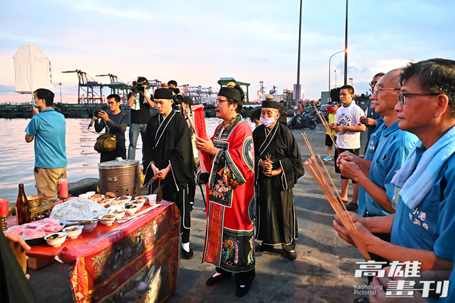 小港龙湖庙依循百年古礼于农历7月14、15、16日举办大士爷祭典，包括迎大士(遶境)、安座、开光点眼、放水灯、公筵、五更早朝、灯篙竖旗、午供、打水状、入醮、普渡、坐座与普施、恭送大士及安座等传统科仪。(摄影/Carter)