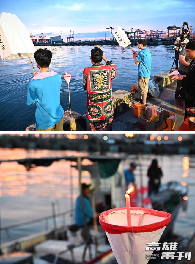 中元普渡前一天（农历7月14日）傍晚于小港渔港放水灯，特别书写八首头名字，象徵代表小港龙湖庙具名邀请好兄弟上岸赴中元盛宴，并由陆上道士接引孤魂。(摄影/Carter)