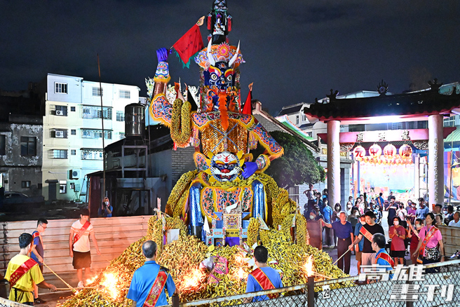 「化大士」伴着熊熊焰火恭送大士爷升天，象徵已渡化好兄弟、带走灾厄，并护佑百姓健康平安。(摄影/Carter)