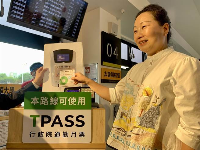 县长徐榛蔚今天到花莲转运站测试通勤月票储值功能，为便利民眾购票，即日起转运站开放「一站式服务」，可多加利用。（王志伟摄）