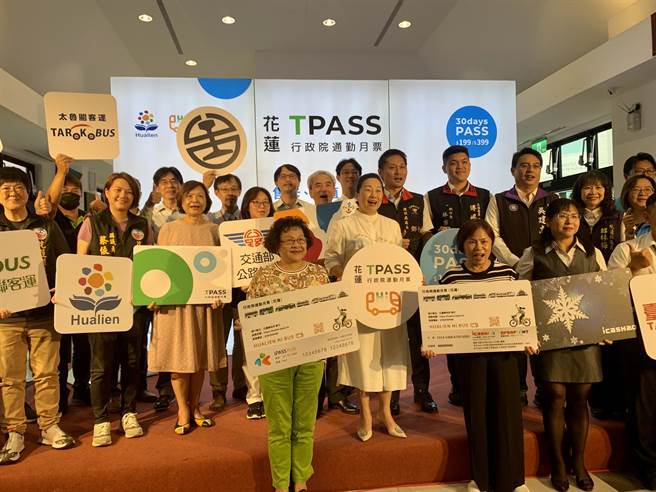 花莲县政府今天下午在花莲转运站说明通勤月票上路时程及购票方式。（王志伟摄）