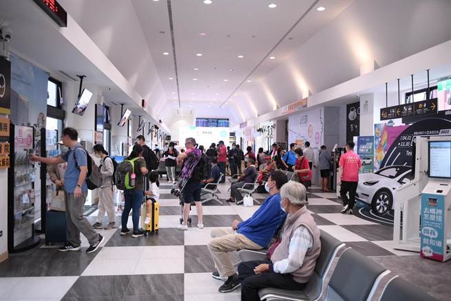 花莲转运站今天起提供通勤月票购票并加值的一站式服务，询问度很高。（民眾提供／王志伟花莲传真）