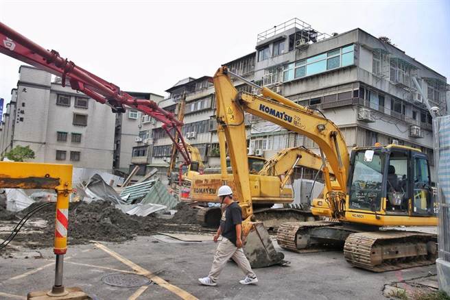 北市中山区大直街基泰工地7日晚间发生重大公安事故，北市劳检处表示，经查基泰、福益在北市有7工地，共6处工地违反《职业安全卫生法》，3处工地先勒令停工。（杜宜谙摄）