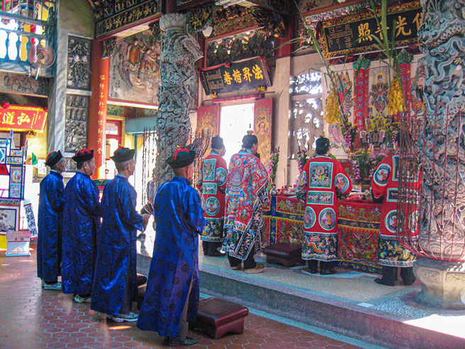 中元节起源自道教中地官大帝（舜帝）的诞辰，宫庙祭祀活动从敬拜神明开始。(图片提供/阿隆师)