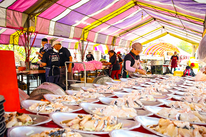现场新鲜现煮，为好兄弟准备一场澎湃的普渡办桌。(图片提供/阿隆师)