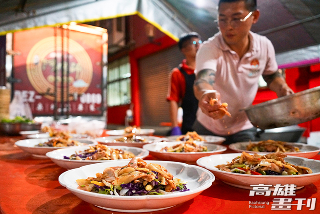 左营元帝庙每年中元普渡都委托阿隆师操办，今年由长子阿祥师担任总铺师，为神明及好兄弟备一桌澎湃好料。(摄影/Cindy Lee)