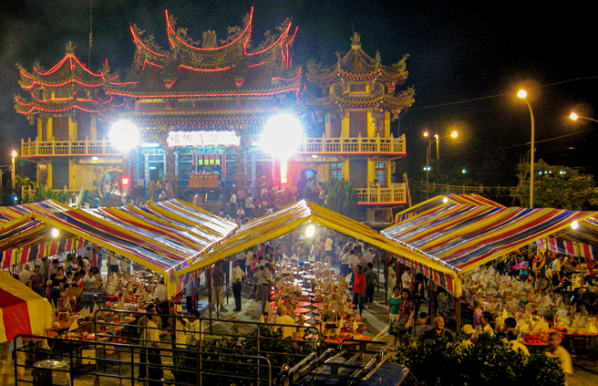 中元普渡是臺湾人参与度最高的民俗节庆之一，家家户户都会准备供品，聚集于庙埕普渡好兄弟。(图片提供/阿隆师)